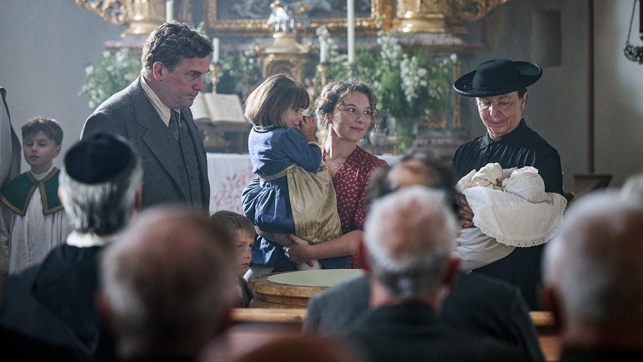 "Sturm kommt auf (2/2)": Sebastian Bezzel (Ludwig Allberger), Antonia Bill (Julie Stelzinger), Susi Stach (Anna Stelzinger)
