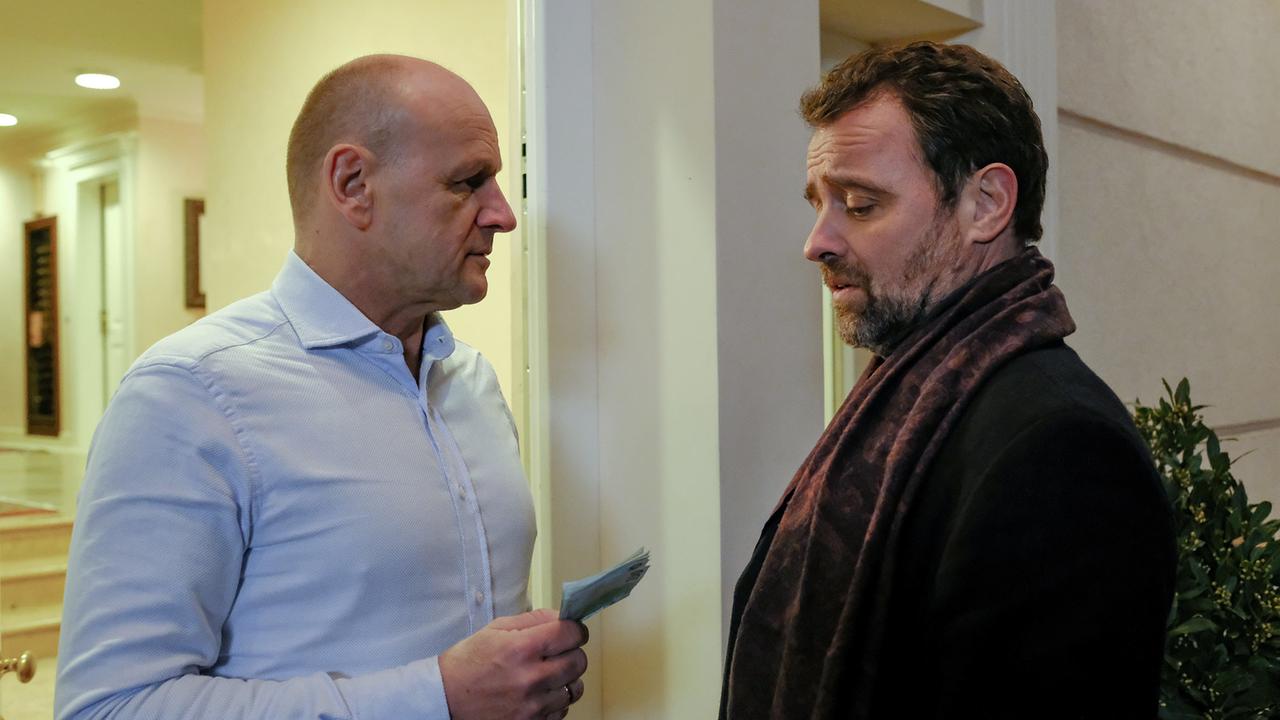"Südpol": Robert (Oliver Stokowski) fragt Hans Wallentin (Juergen Maurer) ob er Geld braucht, um ihn nicht ins Haus bitten zu müssen.