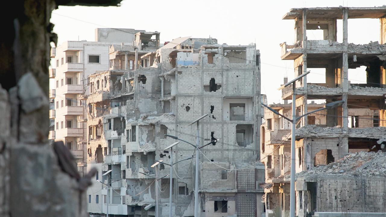 Schwer beschädigte, teils eingestürzte Wohngebäude in Homs in Syrien