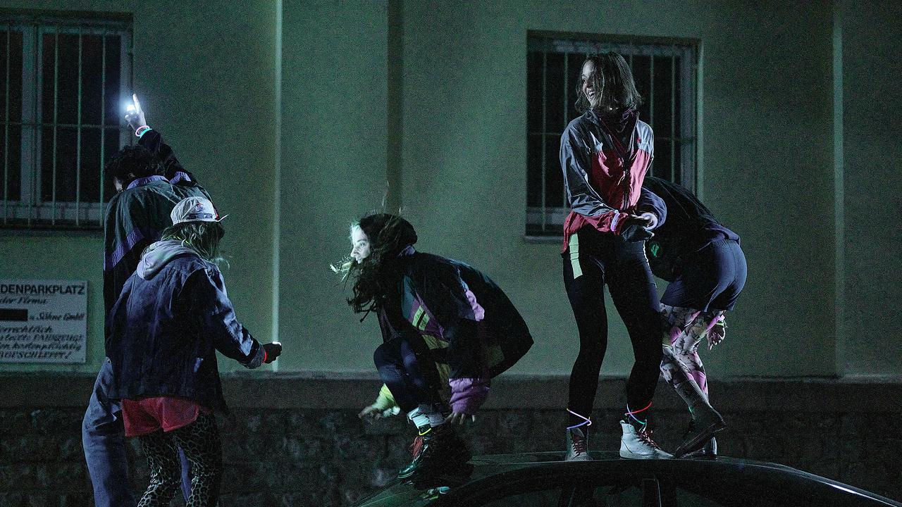 Gegen ihren Willen hat Johanna Spaß, als sie nachts mit Zoe und weiteren Jugendlichen auf dem Dach des Autos eines Falschparkers herumspringt, beleuchtet von Taschenlampen und Straßenlicht.