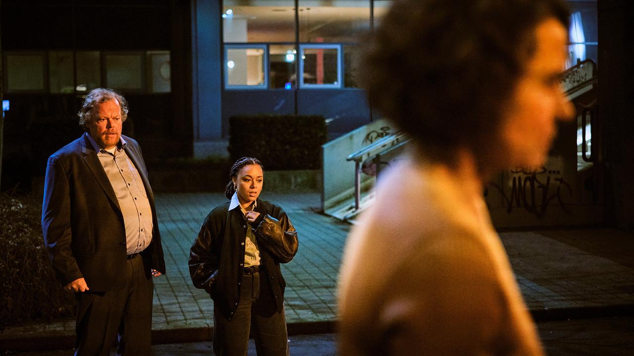 Breising, Mara Hermann und Lena Odenthal stehen nachts vor dem Präsidium und sind erschüttert, dass ein Fahrradfahrer vor dem Präsidium überfahren wurde.