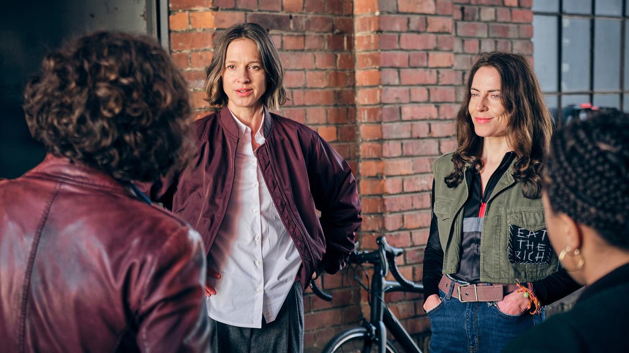 Johanna Stern ergreift eine Chance: Als Lena Odenthal  vor einem Backsteingebäude die Velopunks befragen will, gibt sie sich als streitbare Polizeigegnerin aus und kann damit Zoe und ihre Kollegen beeindrucken.