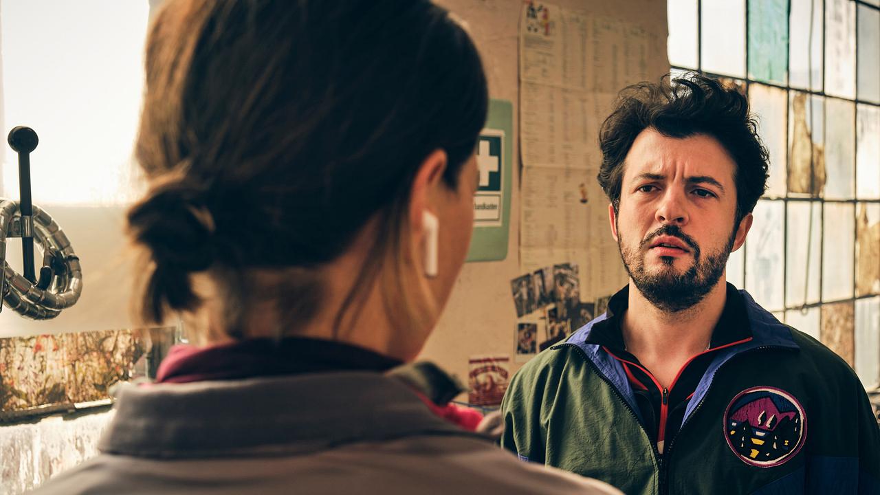 Theo steht misstrauisch vor Lisa Bitter, als er sie in der Zentrale am Computer erwischt.