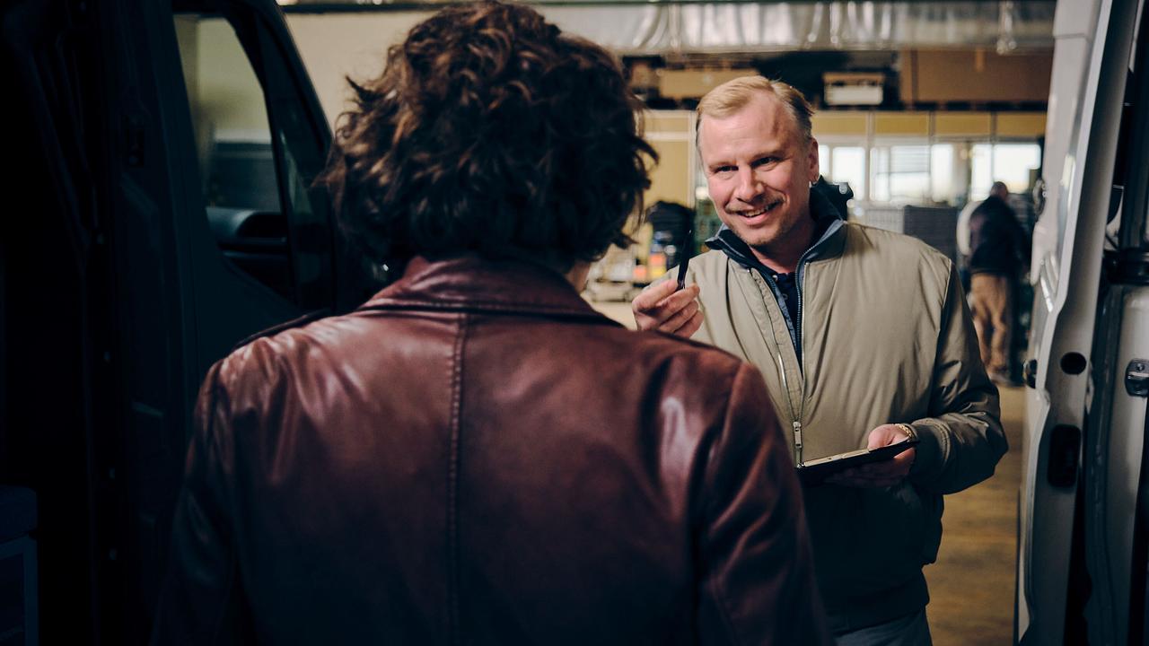 Fuhrunternehmer Benjamin Menz, dem der gestohlene Lieferwagen gehört, gibt sich Lena Odenthal gegenüber in einer Lagerhalle betont entspannt, als er ihr einen Versicherungsbetrug gestehen muss. 