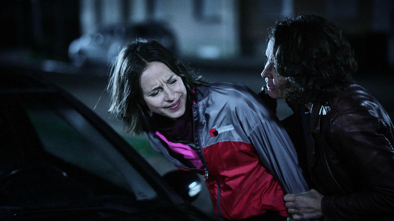 Nachts wird Lisa Bitter von Lena Odenthal am Auto festgehalten. Nicht nur um die Tarnung zu wahren, packt sie energisch zu.