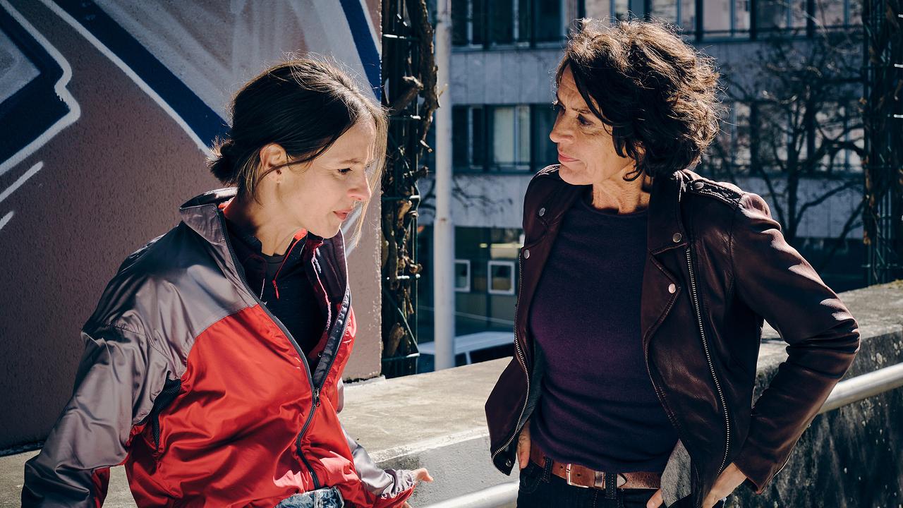 Weil Johanna Stern als verdeckte Ermittlerin bei einem Kurierdienst eingestiegen ist, treffen sie und Lena Odenthal sich an einem neutralen Ort an einem Geländer vor einer Graffiti-Wand.