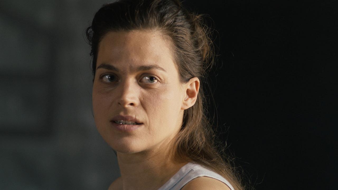 Nahaufnahme von Nora Nielsen im Profil vor dunklem Hintergrund auf der Bühne in der Rolle der Nina