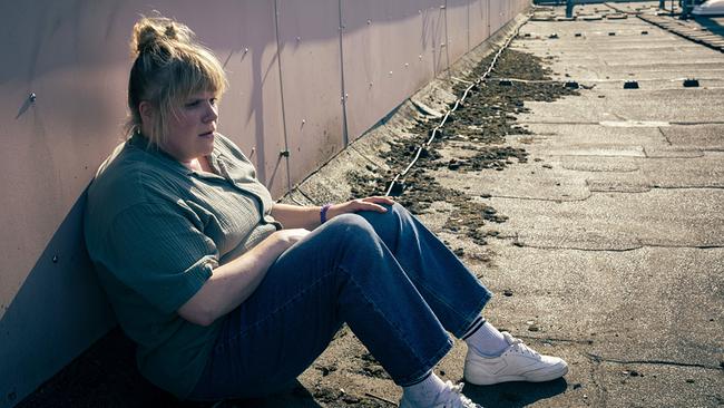 © ORF/WDR/Thomas Kost Rosa Herzog ist nach der Durchsicht des Videomaterials zu Vergewaltigungen aus dem Kosovo-Krieg so mitgenommen, dass sie aufs Dach flüchtet um das Gesehene zu verarbeiten.