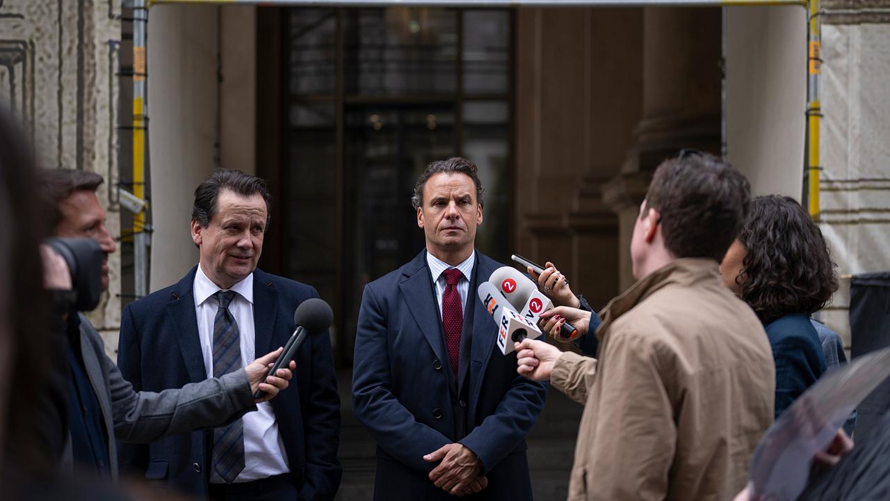 Mehrere Journalistinnen und Journalisten befragen Carsten Dietzel und Steffen Böttcher vor einem repräsentativen Gebäude mit Mikrofonen.