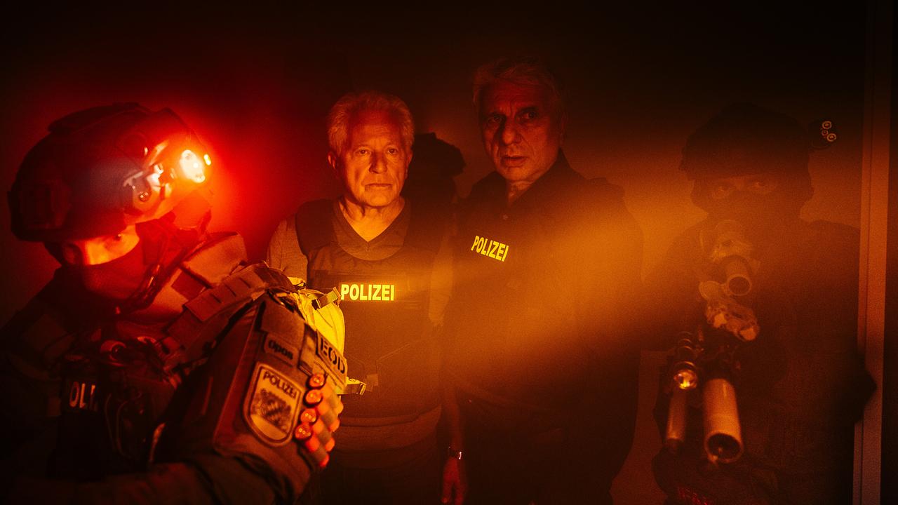 Ivo Batic und Franz Leitmayr betreten mit den SEK Beamten schwerbewaffnet und mit Rotlicht Karas dunkle Wohnung.