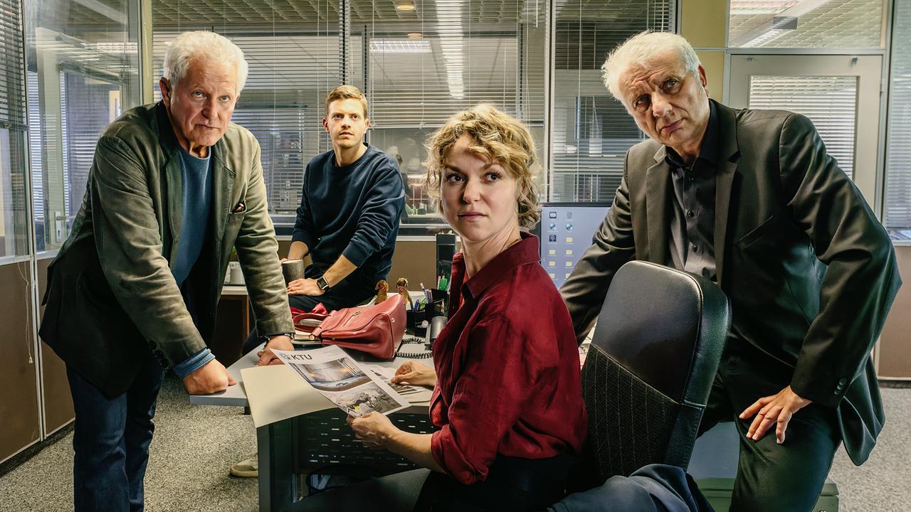 Im Büro grübeln Ivo Batic, Kalli Hammermann, Christine Lerch und  Franz Leitmayr an ihren Schreibtischen gemeinsam über den Fall.