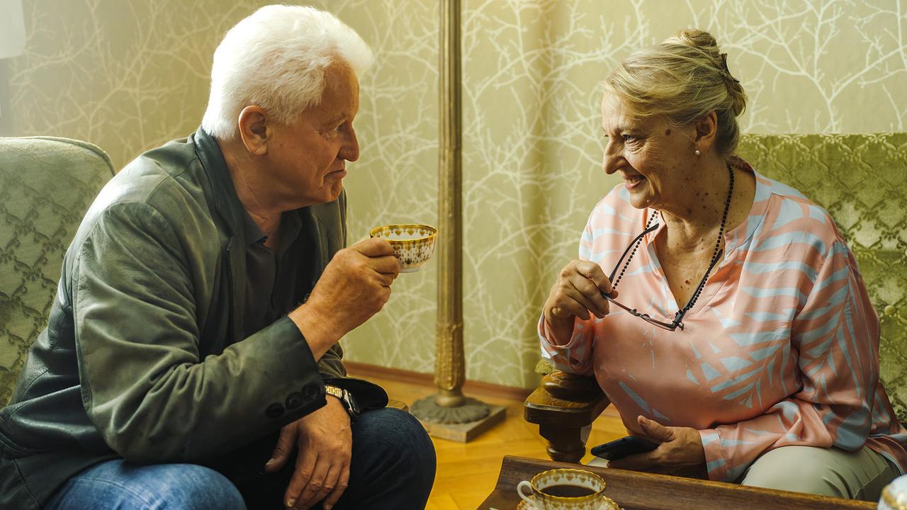 Frau Breitlinger berichtet Batic bei einer Tasse Tee in ihrem Wohnzimmer vom Streit in der Januar-Nacht.