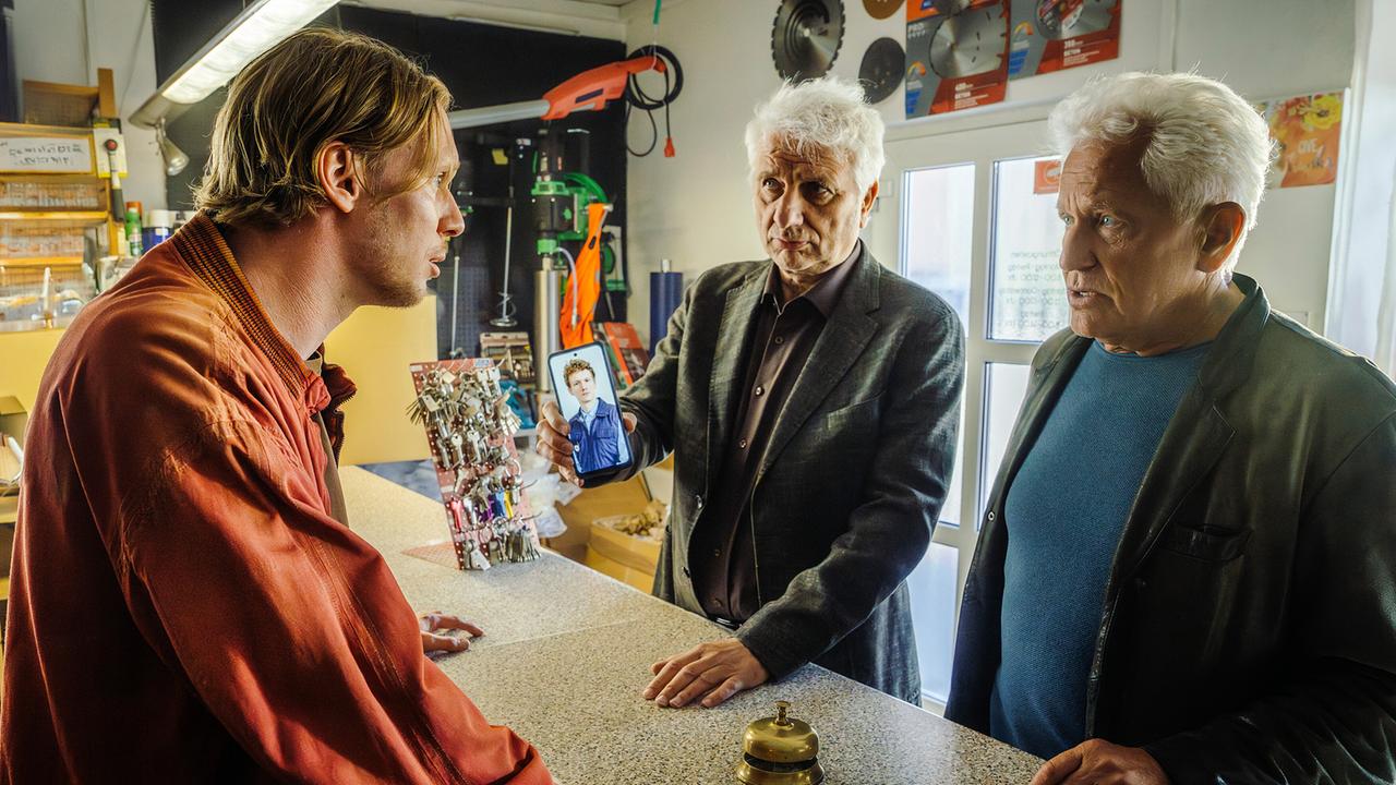 Steve wird in seinem Schlüsselservice von Leitmayr und Batic nach Mike Werner befragt.