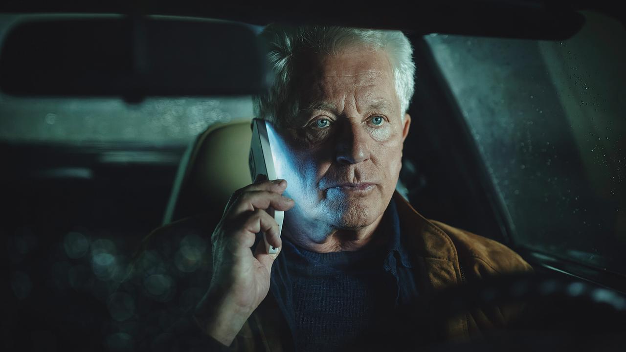 Vor der Prime Wave Werkstatt in der Tiefgarage der Isar Arcaden versucht Ivo Batic, der in seinem Auto sitzt, vergeblich, Franz telefonisch zu erreichen.