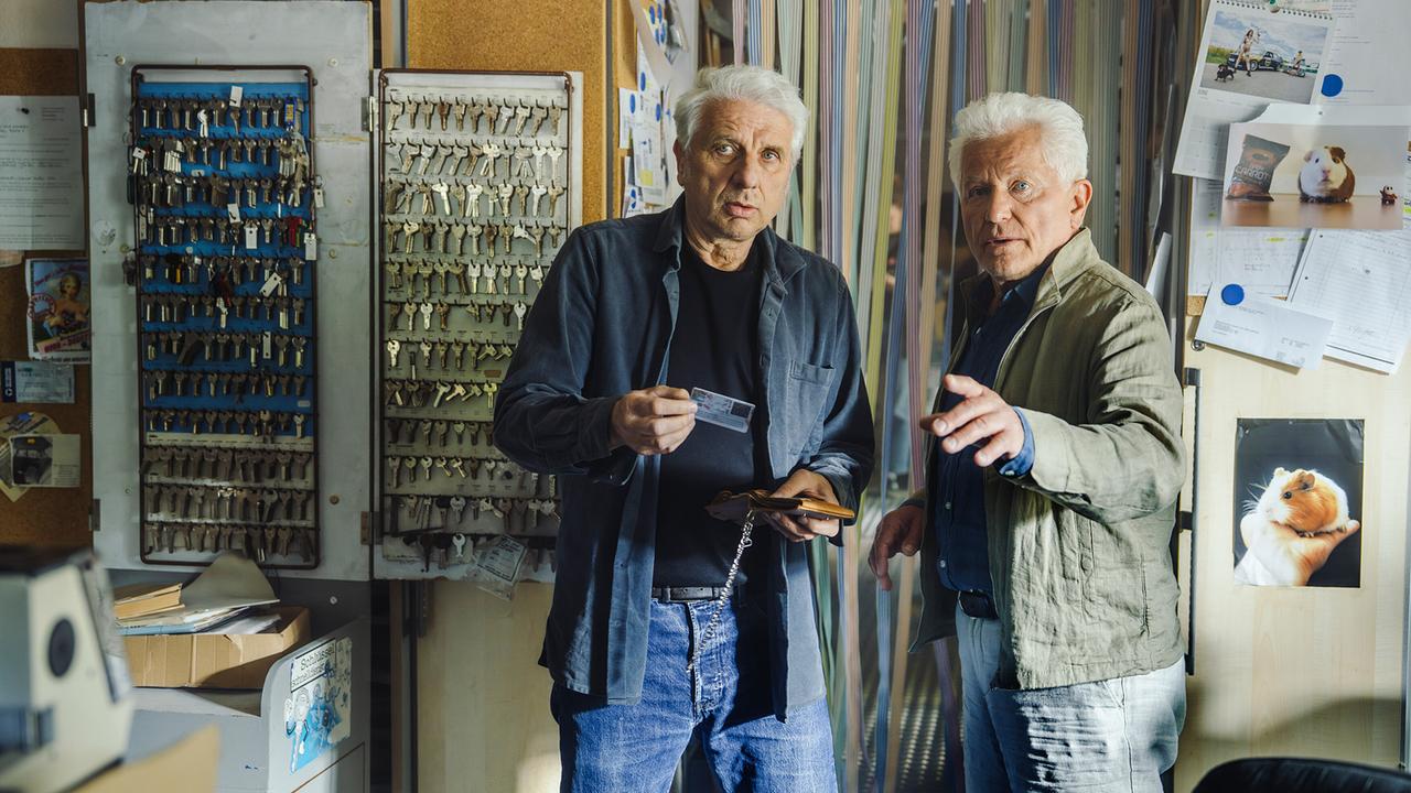 Leitmayr und Batic stehen im Schlüsselservice von Steve mit Schlüsselwänden im Hintergrund.