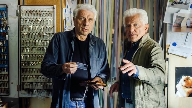 Leitmayr und Batic stehen im Schlüsselservice von Steve mit Schlüsselwänden im Hintergrund.