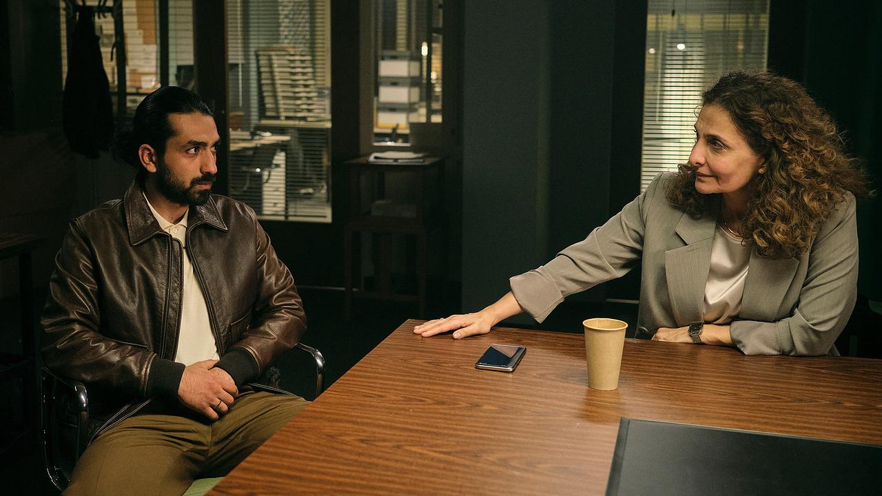 Simin Nadjafi bestärkt ihren Mandanten Ramin Taremi keine Aussage zu machen, während sie an einem Tisch sitzen.