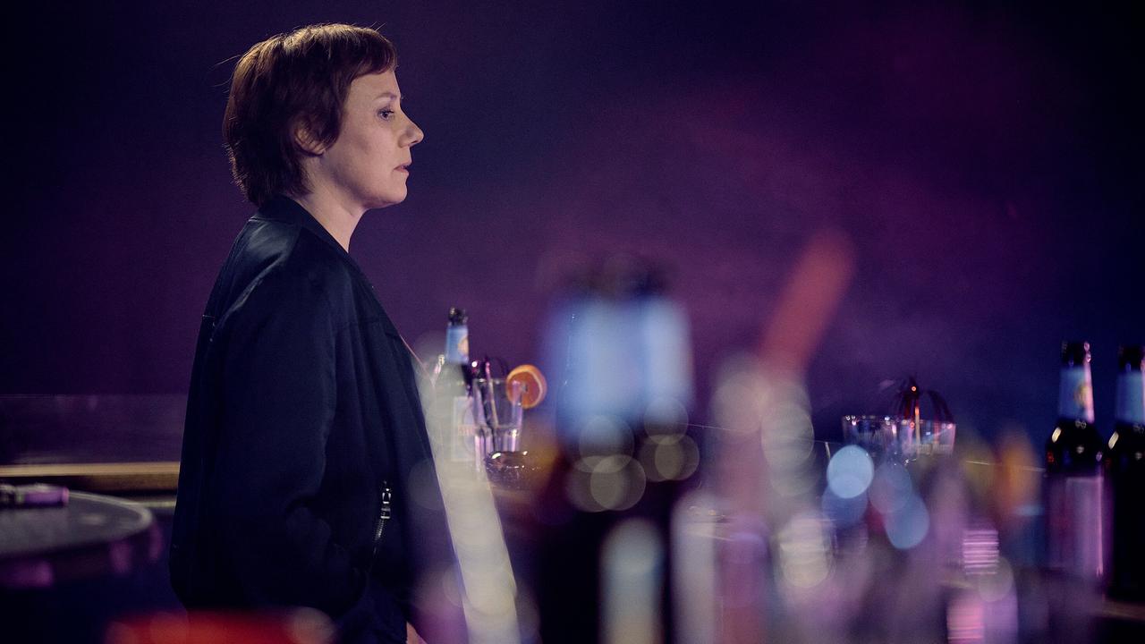 Franziska Tobler sieht sich am Tatort im Club einer unklaren Situation gegenüber.