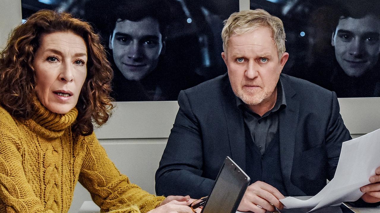 Bibi Fellner und Moritz Eisner sitzen an einem Konferenztisch , während im Hintergrund das Gesicht von David Frank zweimal eingeblendet ist.