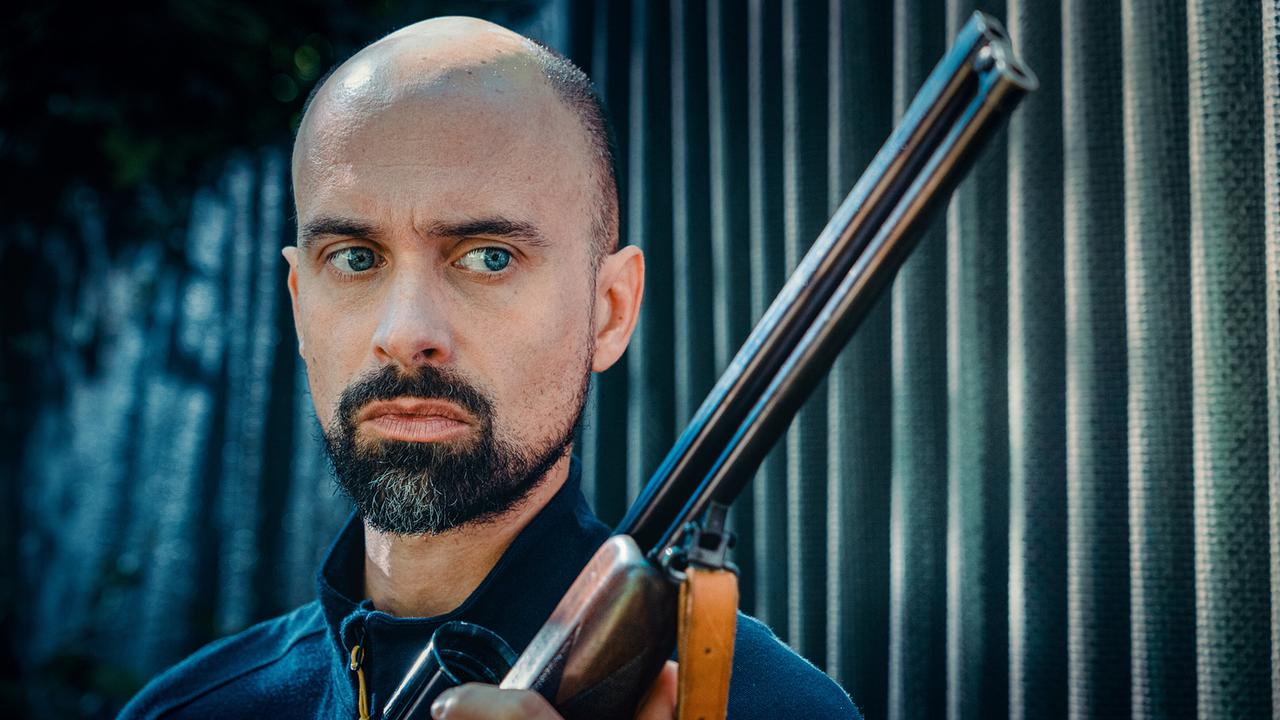 Nahaufnahme von Jürgen Siller mit einem Gewehr in der Hand