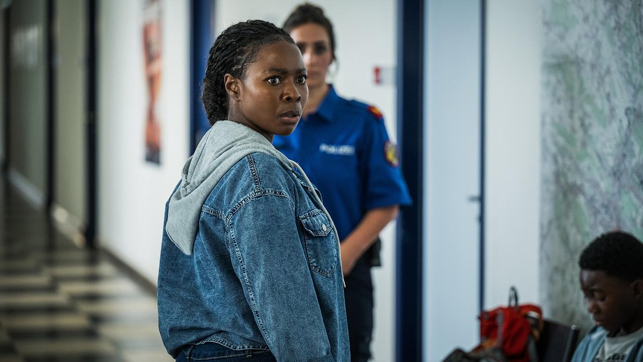 Auf dem Kommissariat im Flur kommen Moya Alemu Zweifel, ob sie Aussagen will. Im Hintergrund ist eine Polizistin zu sehen.