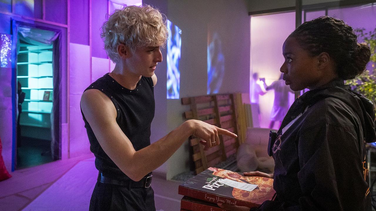 Moya liefert Pizza ins Penthouse. Ruben Jovanov steht ihr gegenüber und zeigt mit den Finger auf sie.