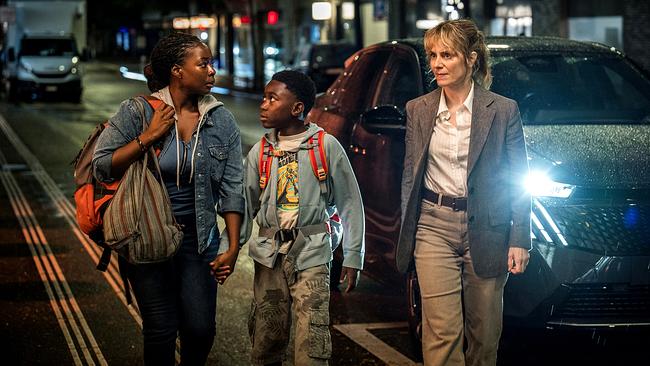 © ORF/SRF/Pascal Mora Moya Alemu, Yaro Alemu und Kommissarin Isabelle Grandjean gehen nachts auf einem Gehsteig, ein Auto mit eingeschalteten Scheinwerfern steht neben ihnen.