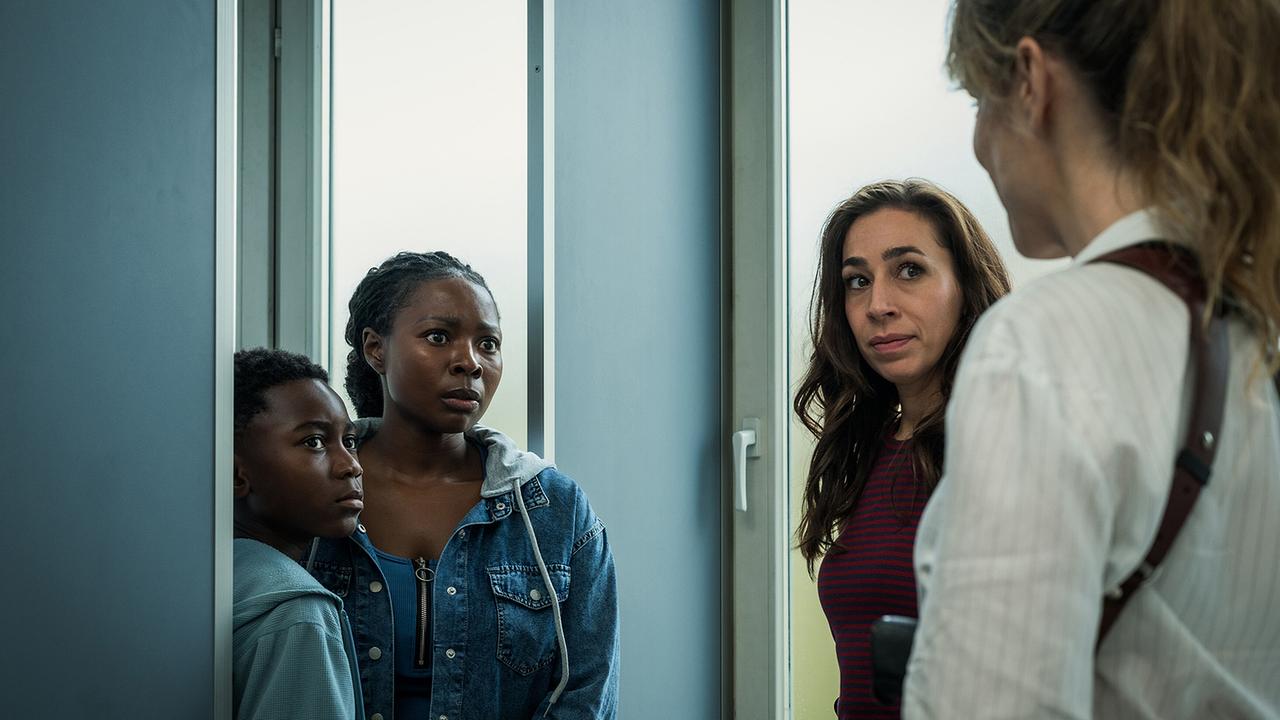 Sind die Beiden in Gefahr? Kommissarin Tessa Ott und Kommissarin Isabelle Grandjean stehen Moya Alemu und Yaro Alemu in einer Türöffnung gegenüber.