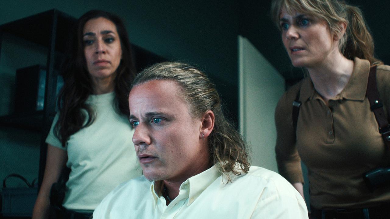 Bekommen Unterstützung durch ein neues Teammitglied bei der Kantonspolizei Zürich: Kommissarin Tessa Ott und Kommissarin Isabelle Grandjean stehen hinter dem sitzenden Justus Reynier.