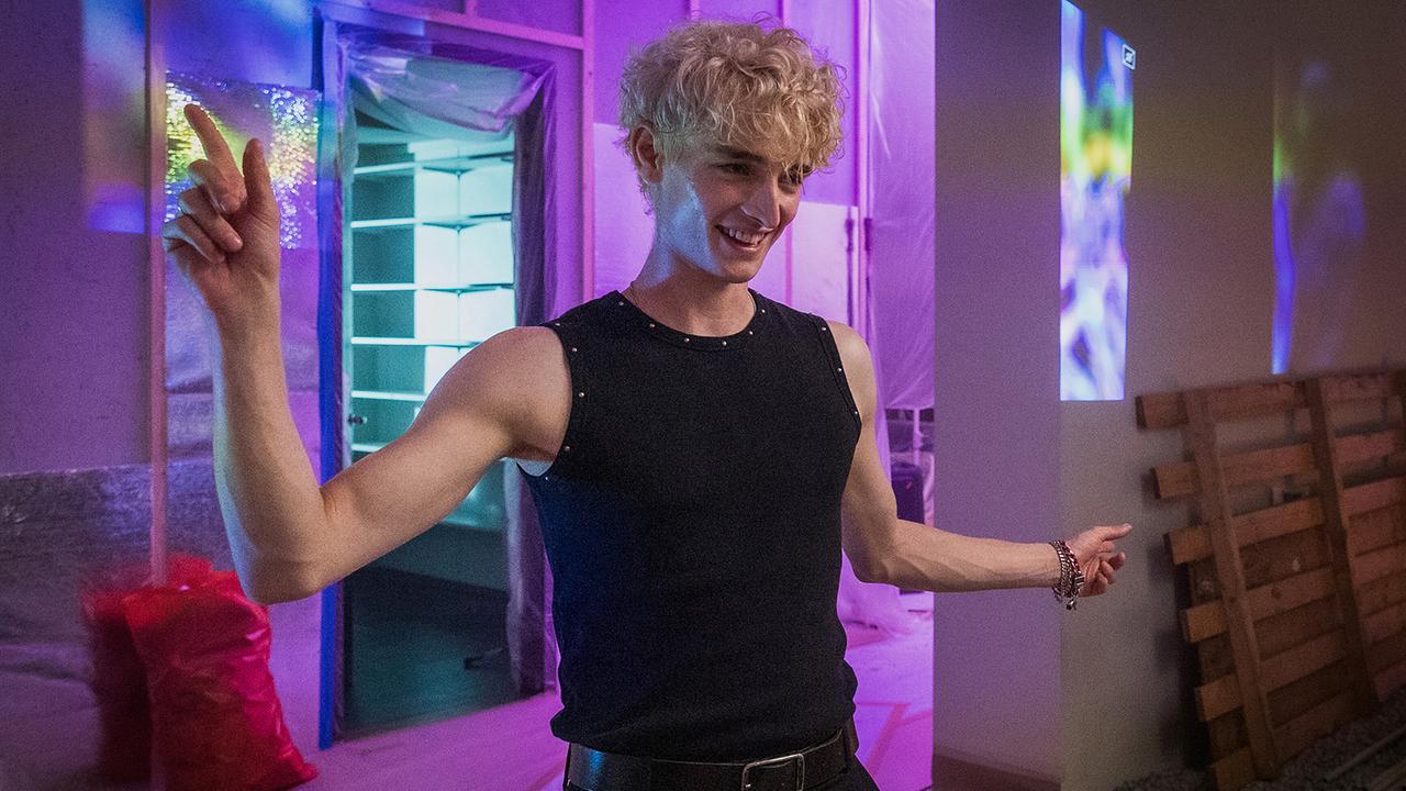 Party im Penthouse: Ruben Jovanov mit tanzt in einem farbig beleuchteten Raum.