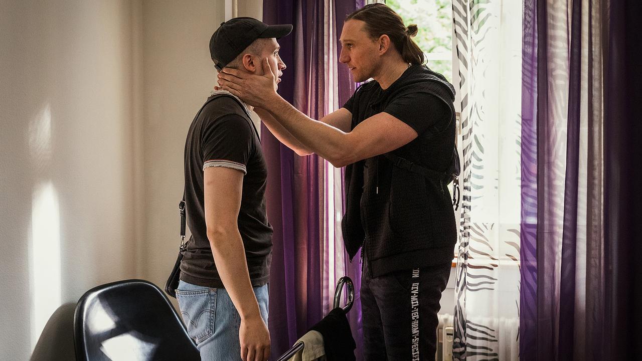 Was suchen die Beiden in der Wohnung des Opfers?  Lukas Keller und Christian Brock stehen sich in einem hellen Raum gegenüber.