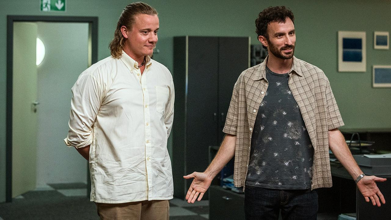 Noah bekommt Unterstützung durch ein neues Teammiglied bei der Kantonspolizei Zürich und stehen nebeneinander im Kommissariat.