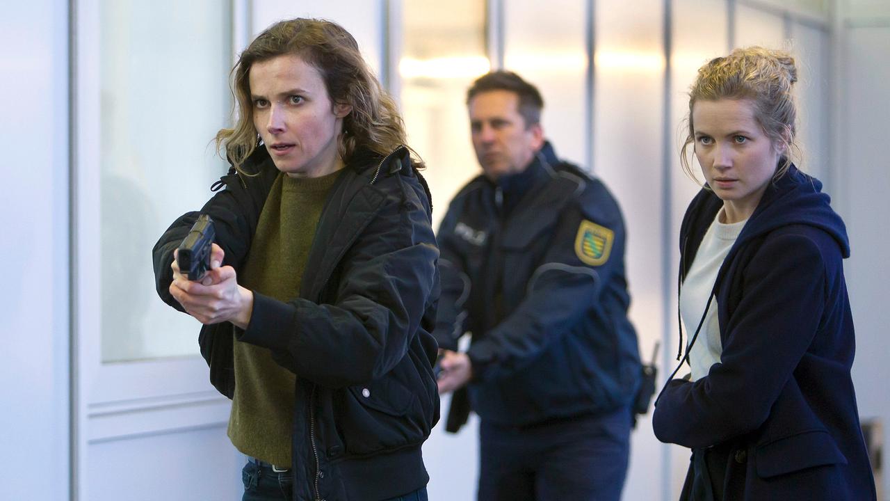 Karin Gorniak und Leo Winkler sowie ein Kollege mit gezogener Waffe in einem hellen Flur.