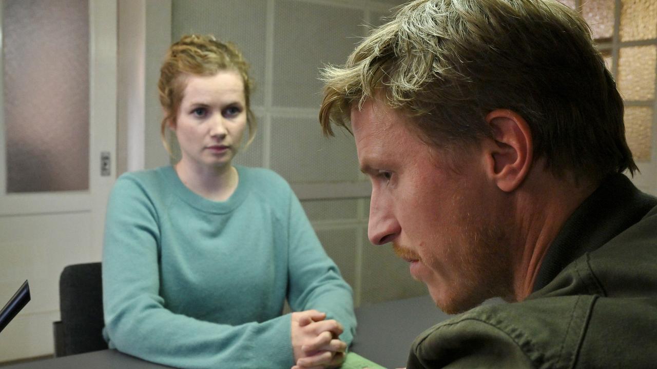 Leo Winkler fühlt Jens Schlüter während des Verhörs auf den Zahn.