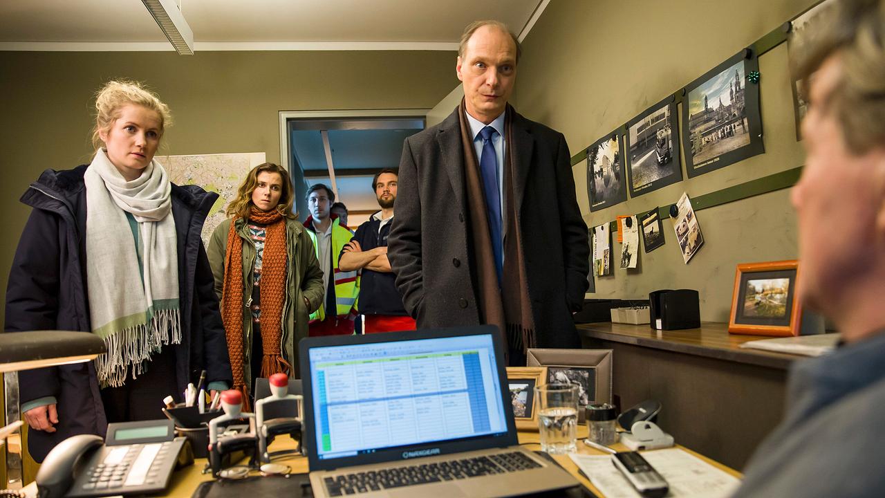 Leo Winkler, Karin Gorniak und Peter Michael Schnabel stehen im Büro von Einsatzstellenleiter Peter Fritsche.