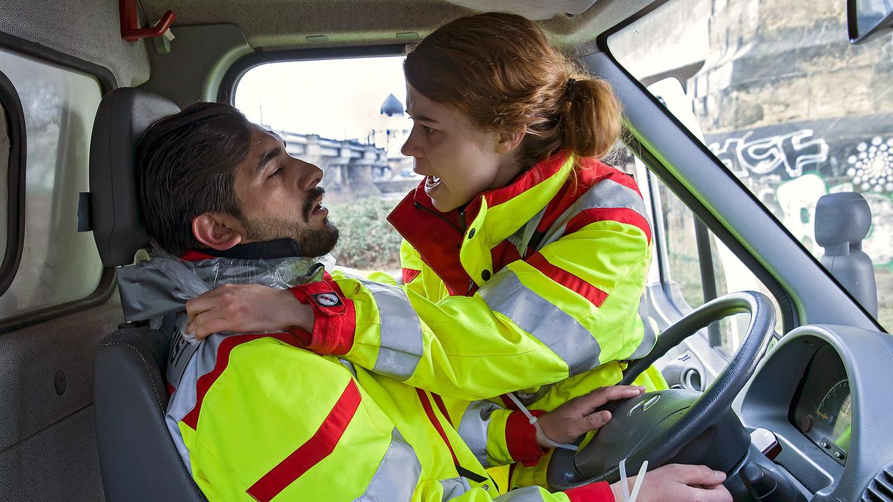 Sanitäterin Greta Blaschke versucht ihren Kollegen Tarek Wasir zu retten, der mit einer Plastiktüte im Rettungswagen erstickt wurde.