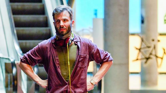 © ORF/Darryl Oswald Regisseur Dominik Hartl am Set vor einer Rolltreppe bei den Dreharbeiten