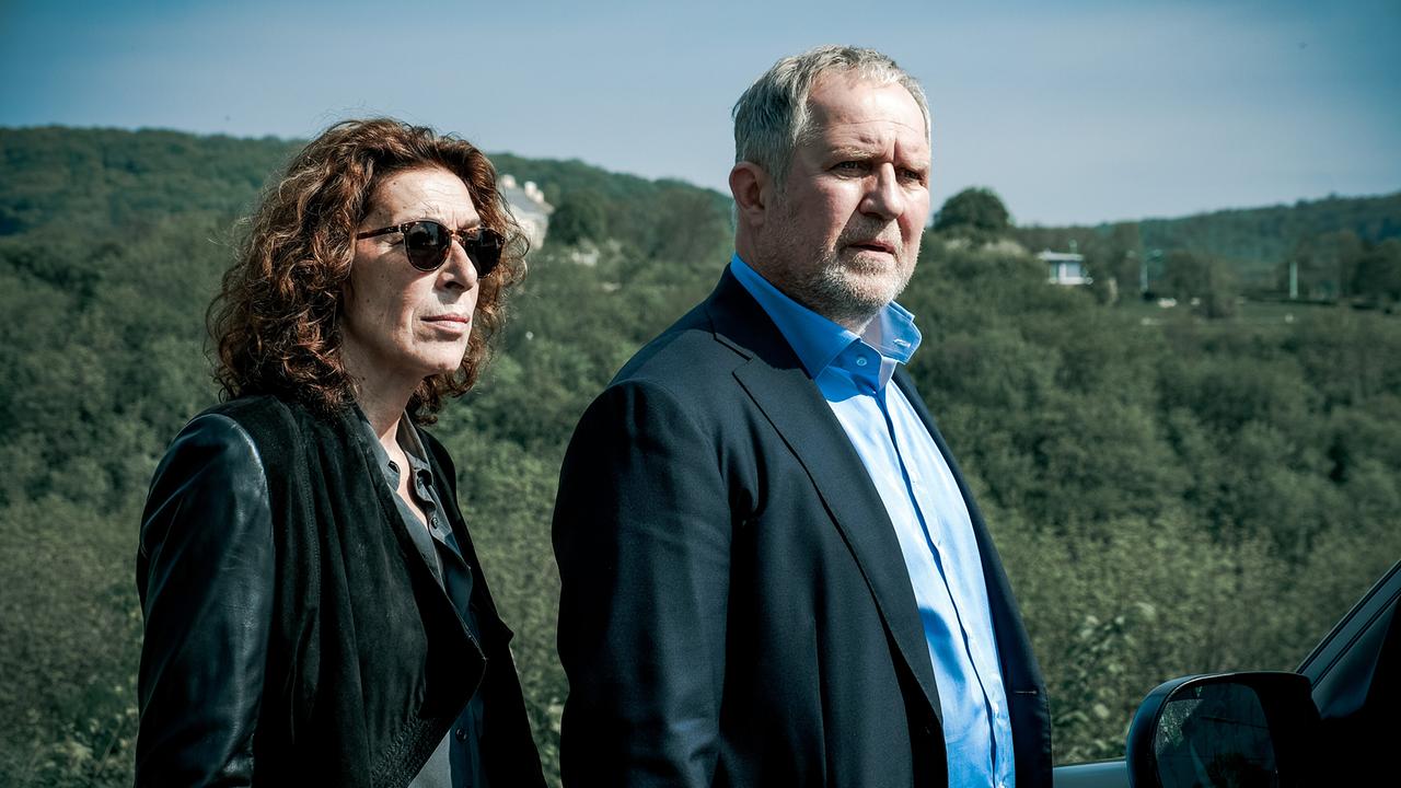 Bibi Fellner mit Sonnnebrille und Moritz Eisner stehen neben einem Van in ländlicher Umgebung.