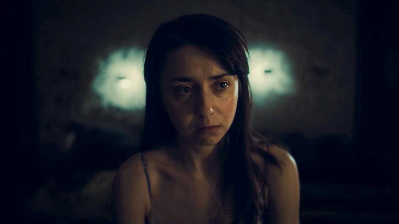 © ORF/Prisma Film/Ioan Gavriel Nahaufnahme von der ernst blickenden Frau Cistota in einem dunklen Raum
