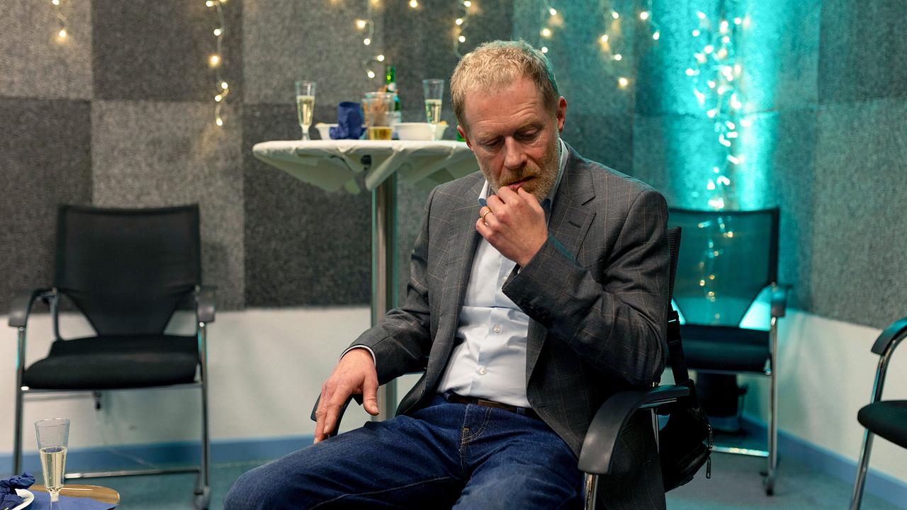 In seiner eigenen Welt: Matthias Vogel sitzt allein in einem festlich dekorierten Raum.