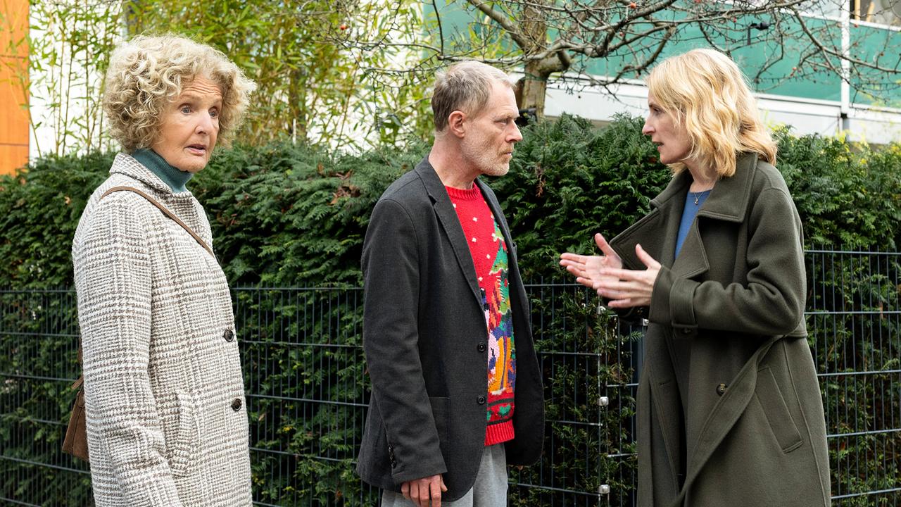„Ihr Ton ist unangemessen“: Matthias Vogel liest Charlotte die Leviten auf dem Gehweg vor einem Haus. Charlottes Mutter Annemarie steht daneben.