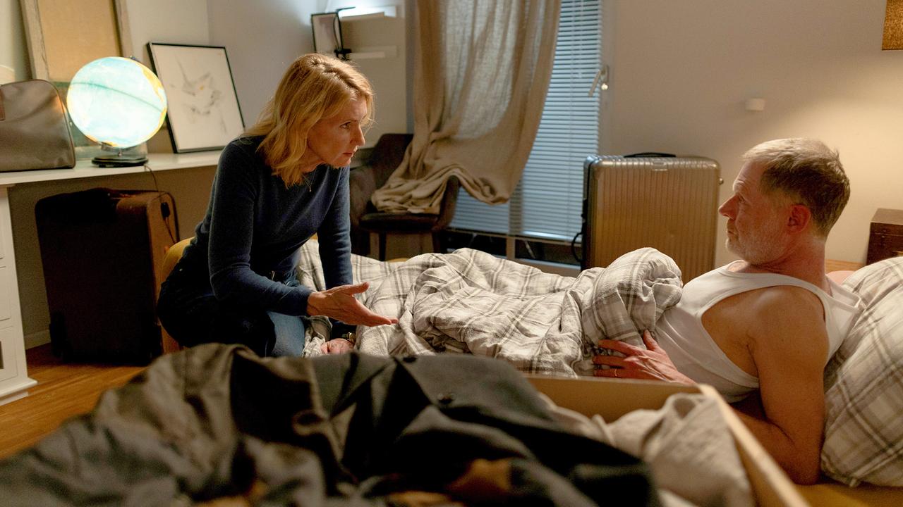 Charlotte Lindholm spricht mit Matthias Vogel, der im Bett liegt.