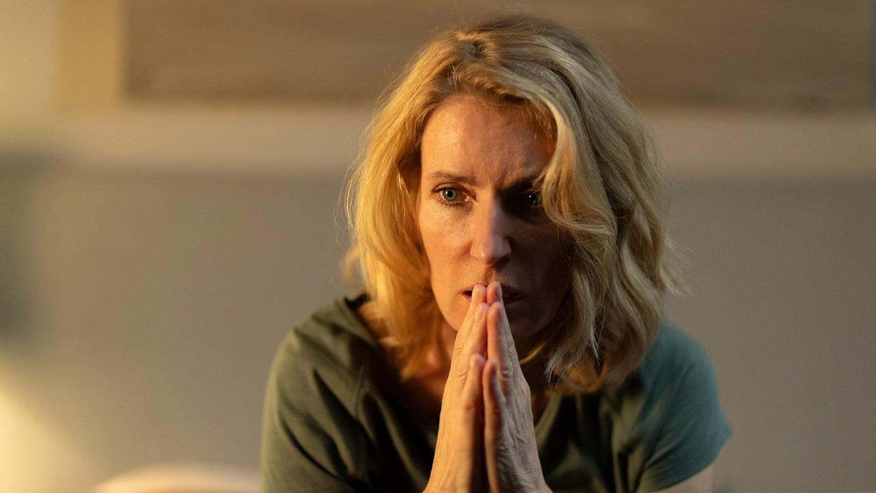 Charlotte sitzt mit gefalteten Händen da. Der Fall, für den sie eigentlich gar nicht zuständig ist, zieht sie zunehmend in seinen Bann.