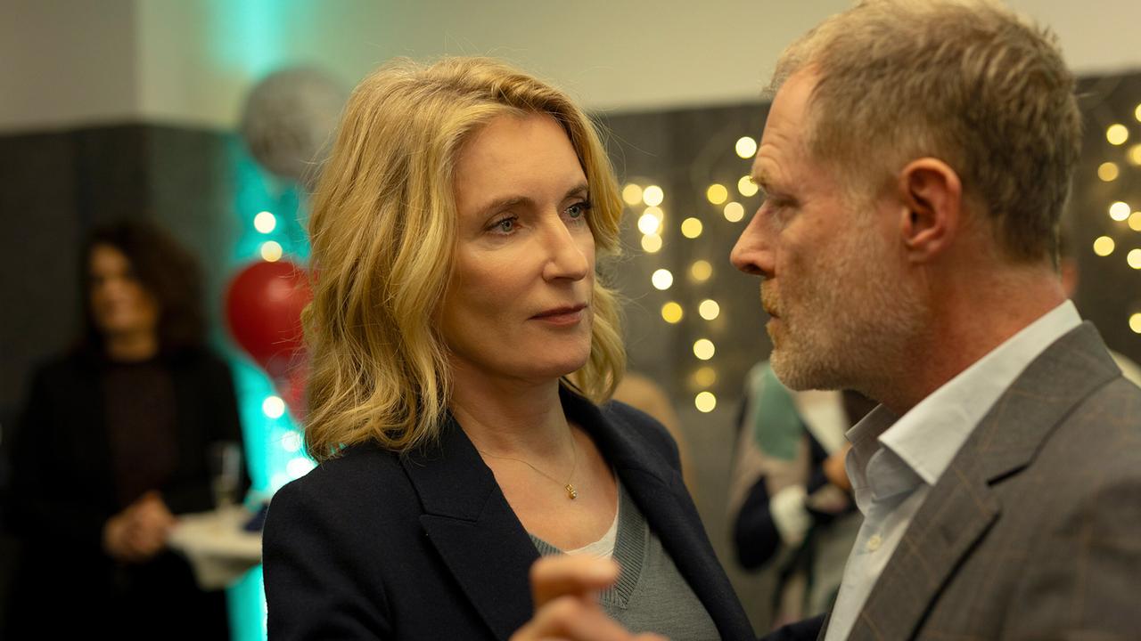 Charlotte und Matthias Vogel tanzen zusammen bei einer Feier und blicken sich in die Augen.