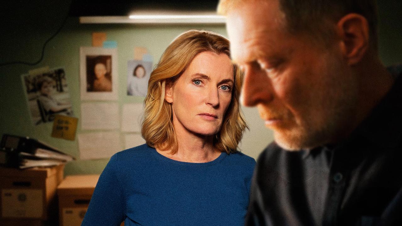 Kommissarin Charlotte Lindholm blickt ernst zu Hauptkommissar Matthias Vogel in einem Büro.