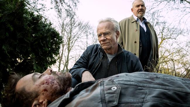 © ORF/WDR/Bavaria Fiction GmbH/Martin Valentin Menke Mord im Stadtpark. Die Kommissare Max Ballauf und Freddy Schenk untersuchen im Freien das am Boden liegende Opfer Linus Makris.