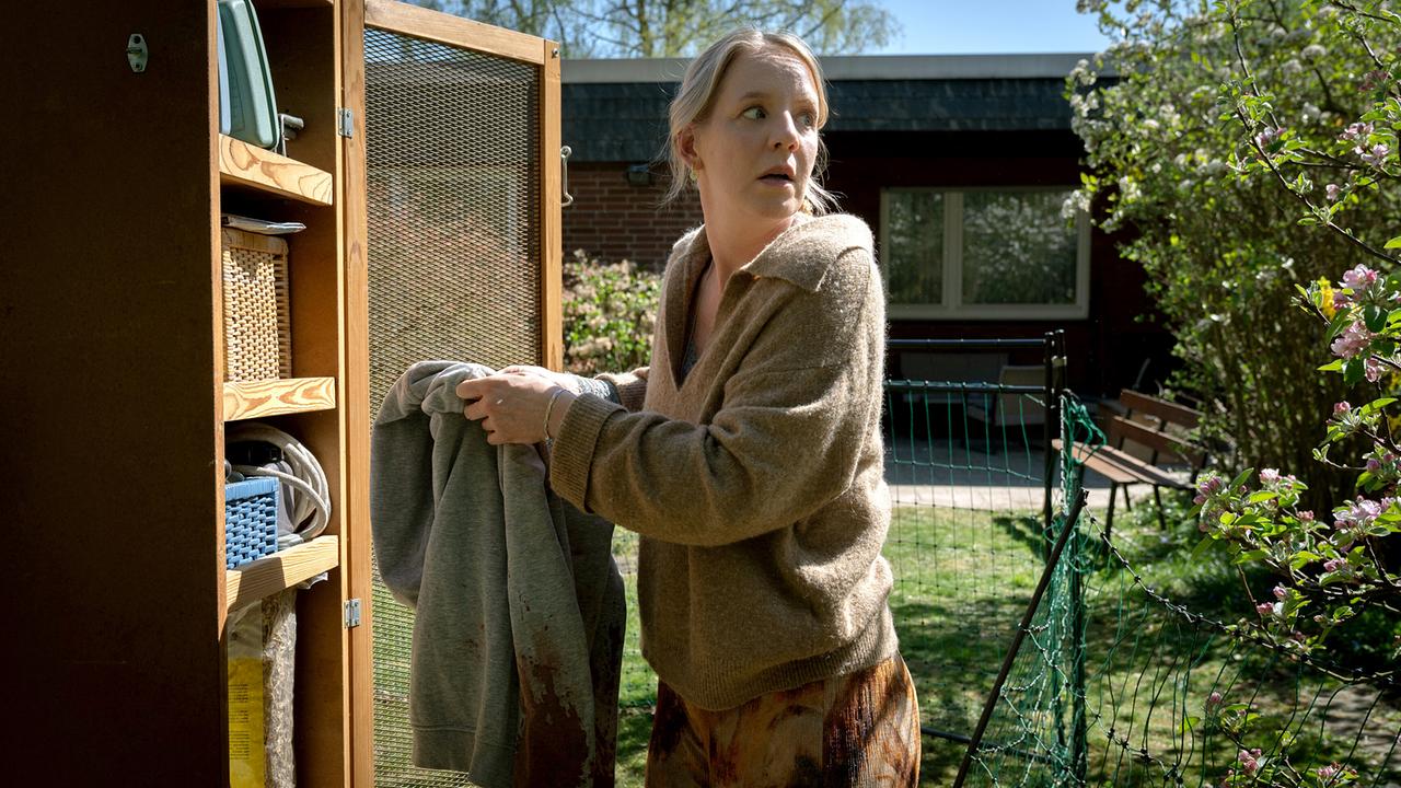 Nina Zechmann füttert die Hühner im Garten und findet dabei in einem Gartenschrank eine blutverschmierte Jacke.