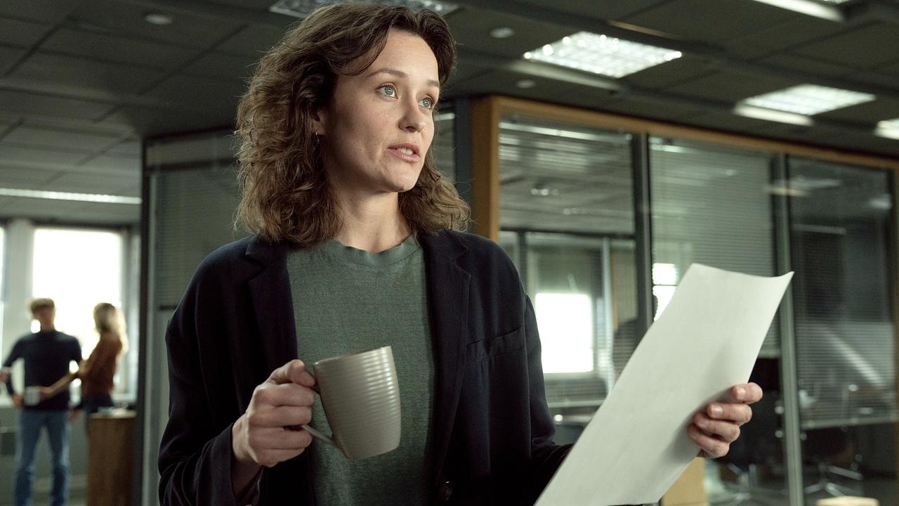 KTU-Chefin Natalie Förster steht mit einem Kaffeebecher und einem Blatt Papier in der Hand im Präsidium: Es gibt neue Erkenntnisse im Mordfall Linus Makris.