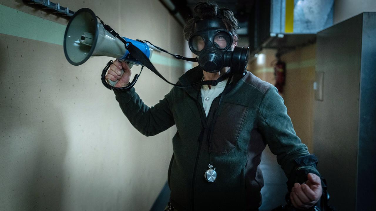 Survivaltrainer Moritz Zechmann mit ABC Schutzmaske löst Alarm wegen eines Lecks in der Luftfilteranlage aus. Radioaktivität dringt ein. Der Ernstfall wird geprobt.