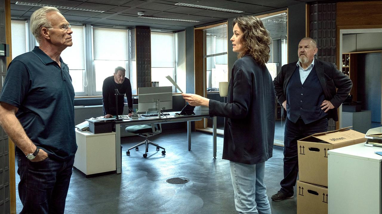  Unter Hochdruck arbeiten Max Ballauf, Norbert Jütte, Natalie Förster und Freddy Schenk im Präsidium, um herauszufinden, wo der Survivalkurs stattfindet. 
